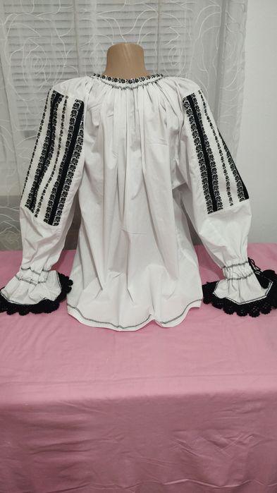 Ie tradițională cu motive florale țesute în razboi