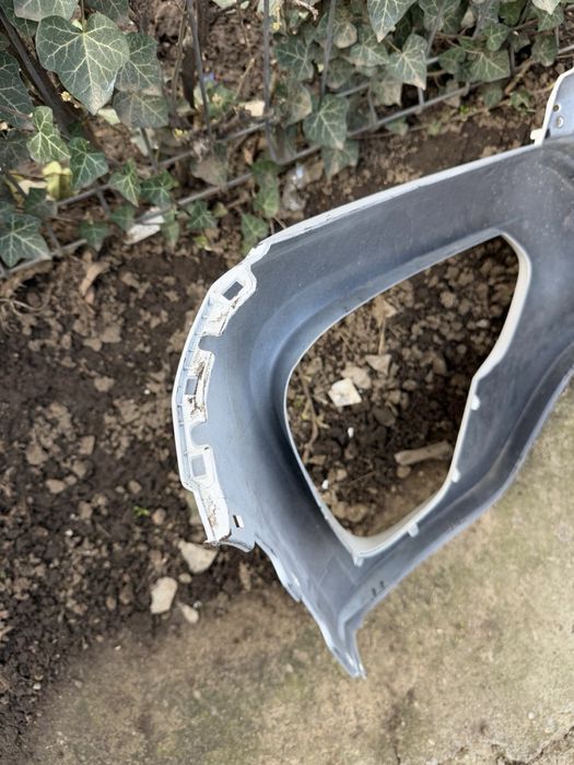 Bara fata superioară Dacia Spring pe alb