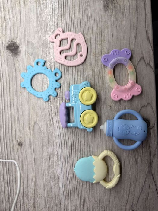 Детский коврик с дугами и игрушками