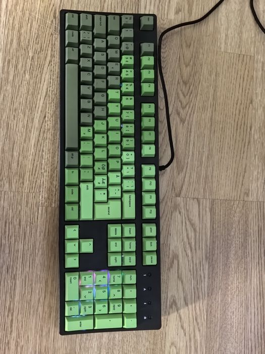 Tastatura mecanica gaming Svive Triton Black RGB
Tastatură mecanică gaming, iluminare RGB, format complet.
Funcționează impecabil, stare foarte bună.