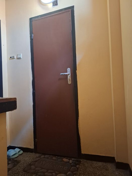 Продавам врата метална