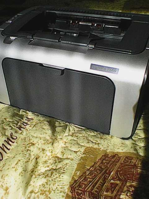 Два маркови настолни компютъра и принтер