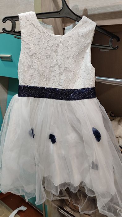 Продам праздничн платья 2000