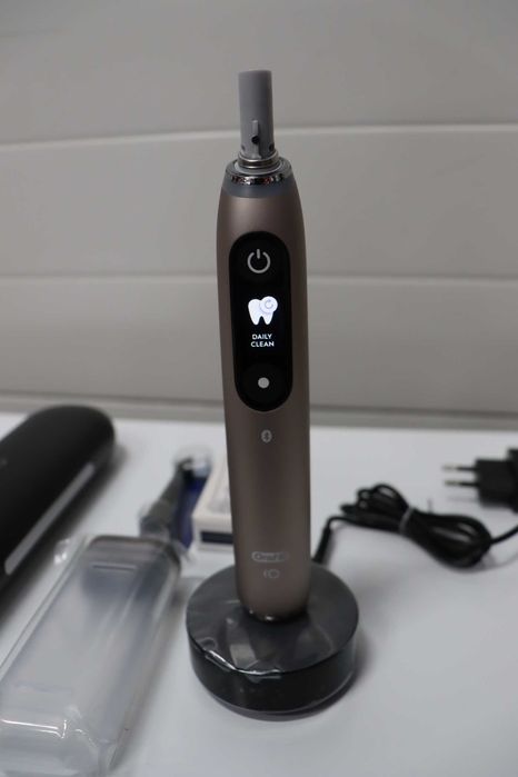 Електрическа четка за зъби ORAL B IO 10 GOLD BLUETOOTH, ЗЛАТЕН, лек козметичен ДЕФЕКТ