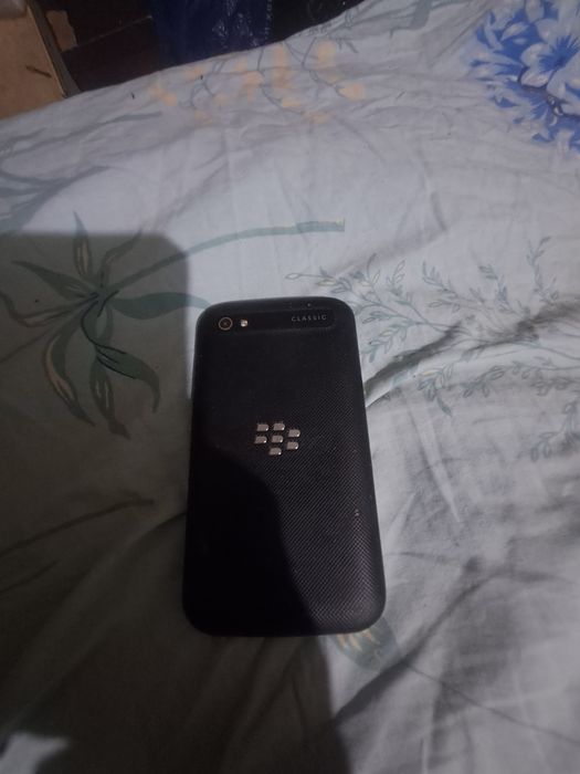 Продам телефон блек вери  в отличном состояний .