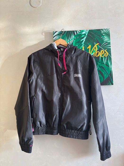 Спортно яке Lonsdale London- с качулка и акценти в розово