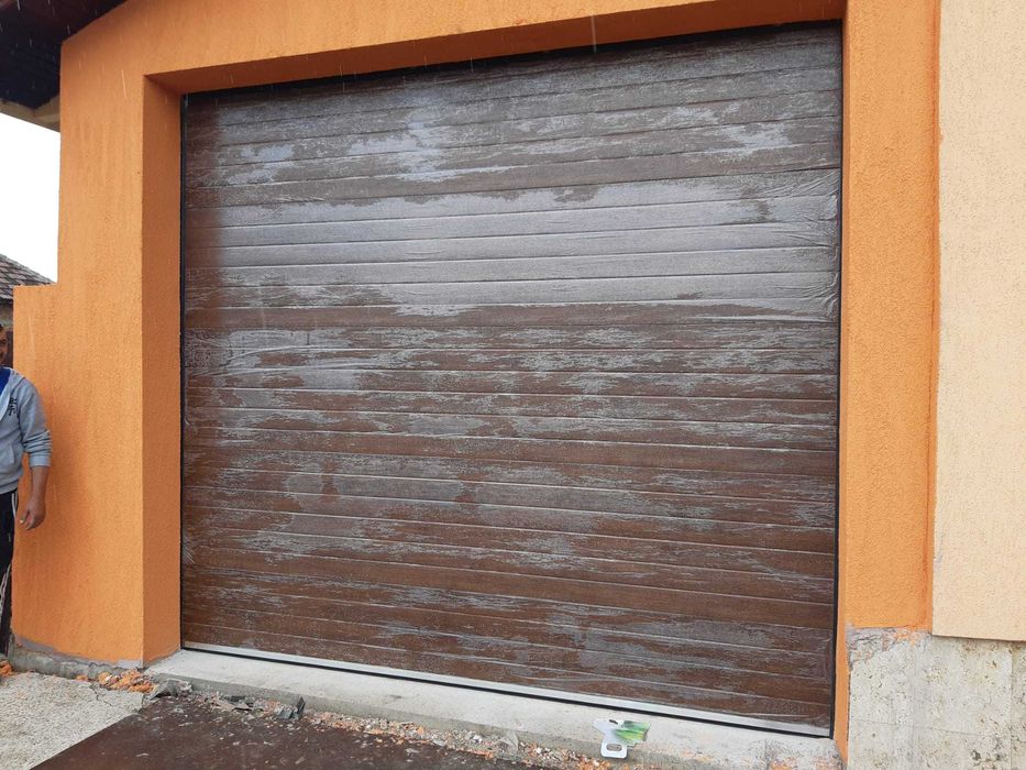 Usi de garaj cu motor