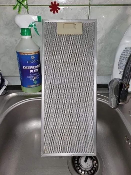 DEGRASER PLUS
 Îndepărtează toată murdăria, cum ar fi:
- grăsimea