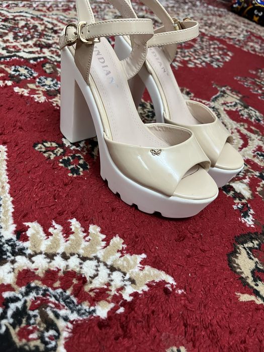 ajoyib va baland poshnali basanoshka