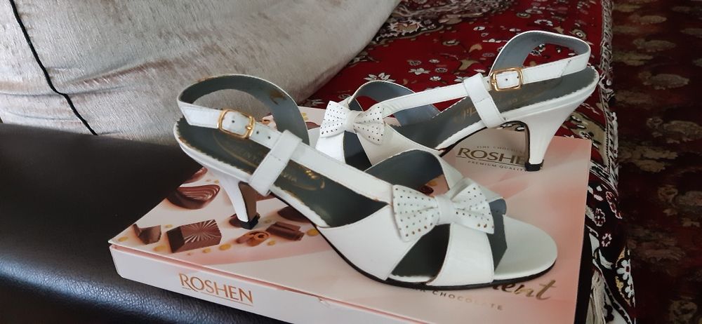 Босоножки  белые