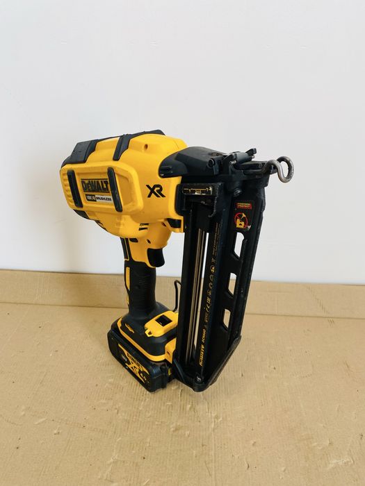 Pistol cuie Dewalt DCN660