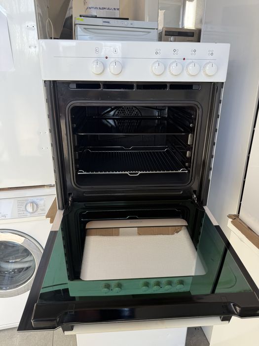 Бяла фурна за вграждане Bosch с керамичен плот