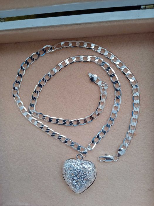 Ново, масивно дамско, сребърно колие с масивно сърце. В кутия.