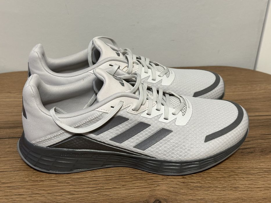 Продам оригинальные кроссовки adidas
