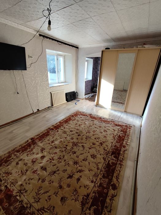 Продам часть дома. В Каскелене. Торг. Дом барачного типа.  1 комн