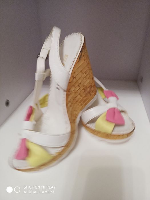 Женская обувь  на танкетке