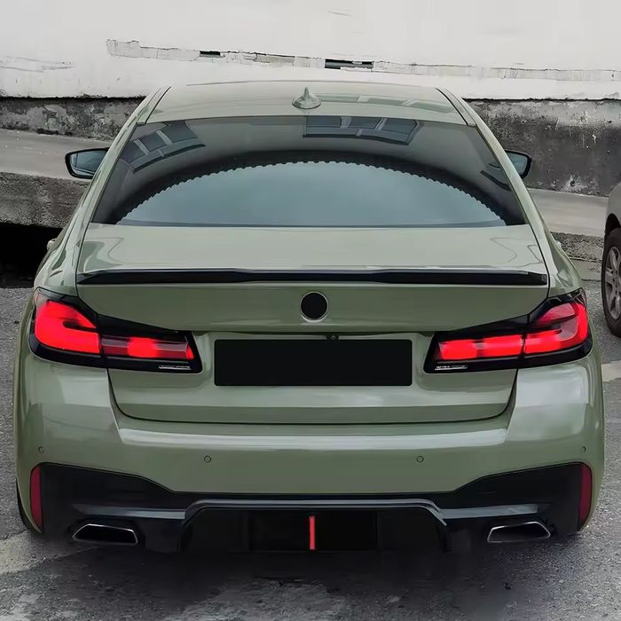 Difuzor bara spate evacuare BMW G30 G31 cu stop led