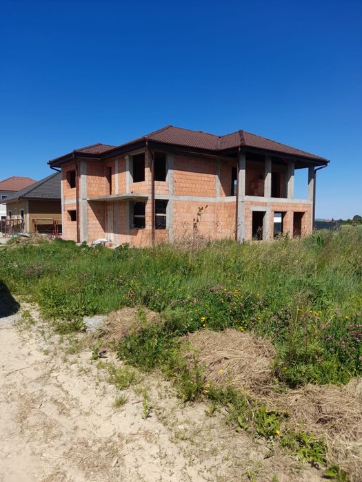 Vând casă în constructie