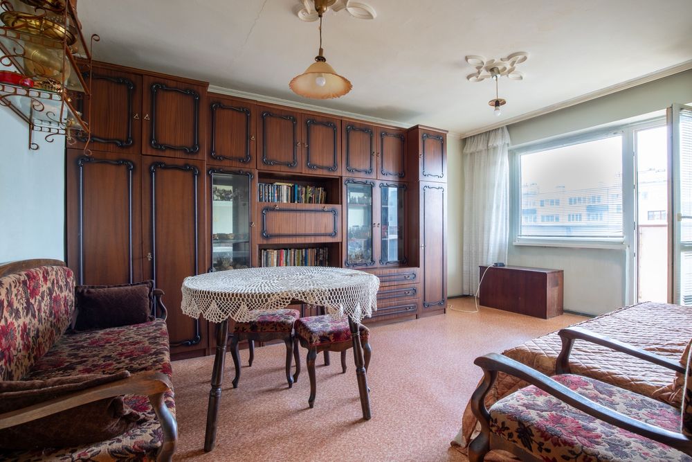 Просторен Тристаен Панелен Апартамент в Кв. Възраждане - Четири Отделни Стаи!