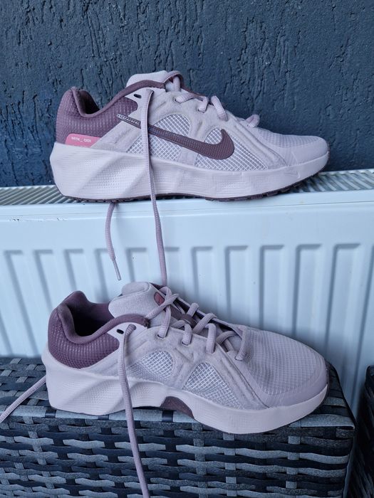 Vand adidasi Nike noi