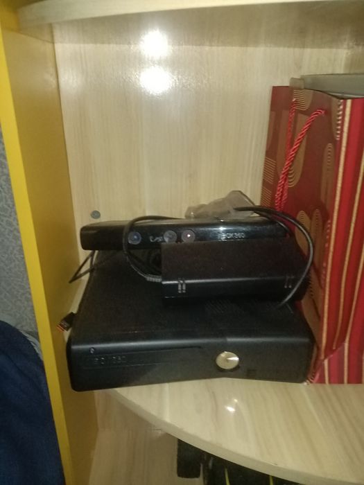 Продам Xbox 360 без джойстиков