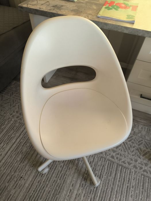 Стол со шкафом, два стула ikea стулья, шкаф