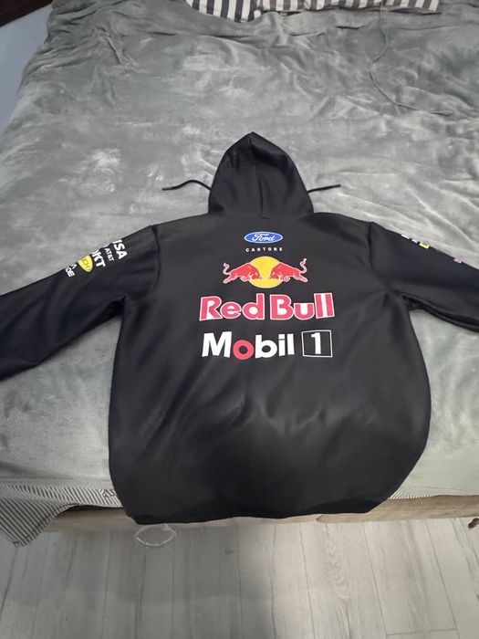 Суичър на redbull