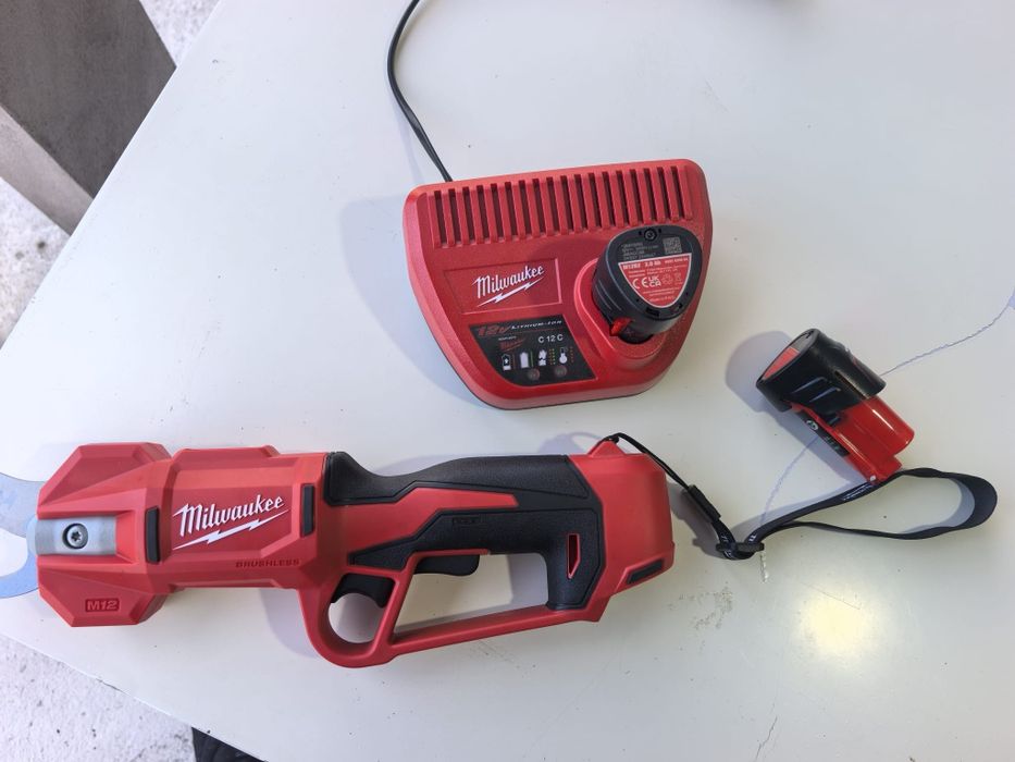 Foarfecă de curățat pomi Milwaukee