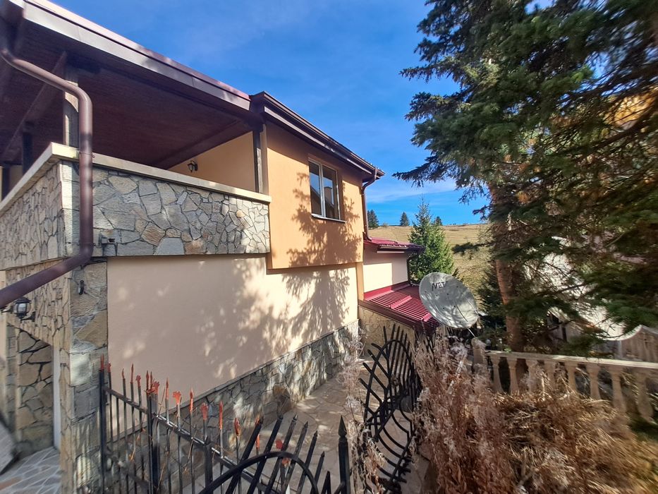 Продава се къща от хотелски тип село Стойките.

Къщата е изградена в п