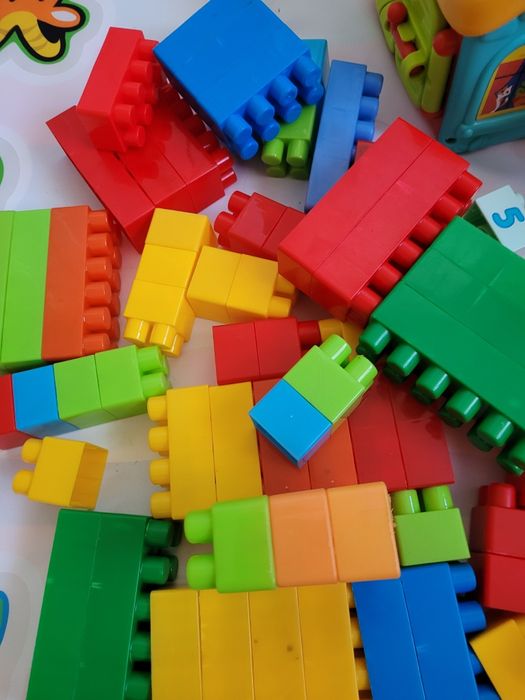 Lot jucării copii si piese lego 90 bucăți