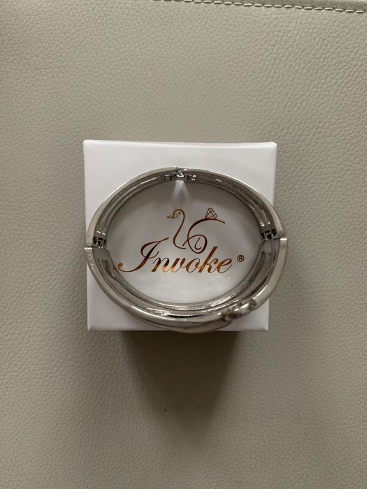 Гривна с камъни Сваровски