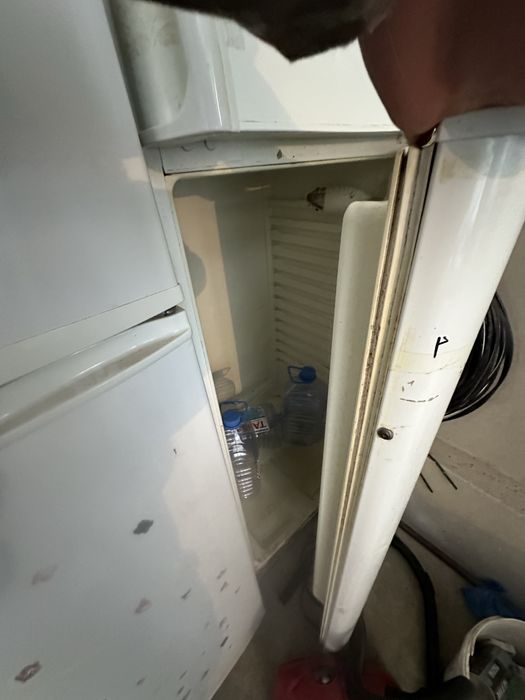 холодельник жасап тұрған 2еу