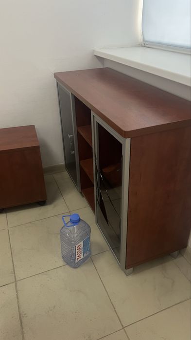 Стол руководителя со всеми принадлежностями