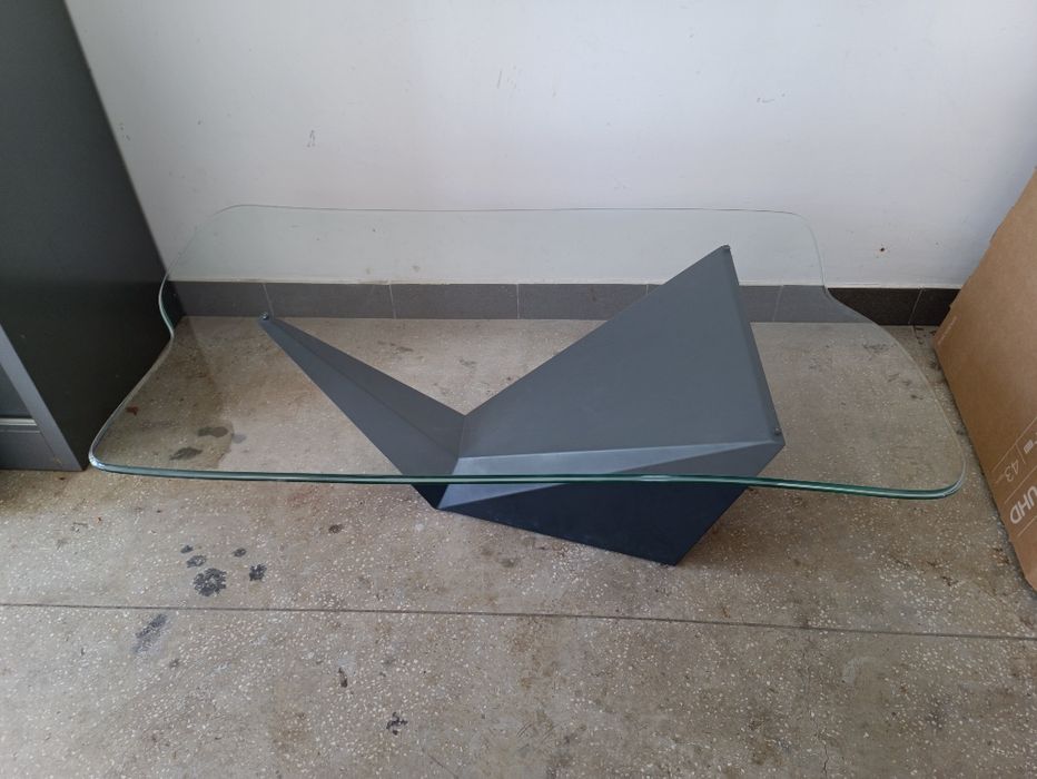 Masă de sticlă cu picior metalic