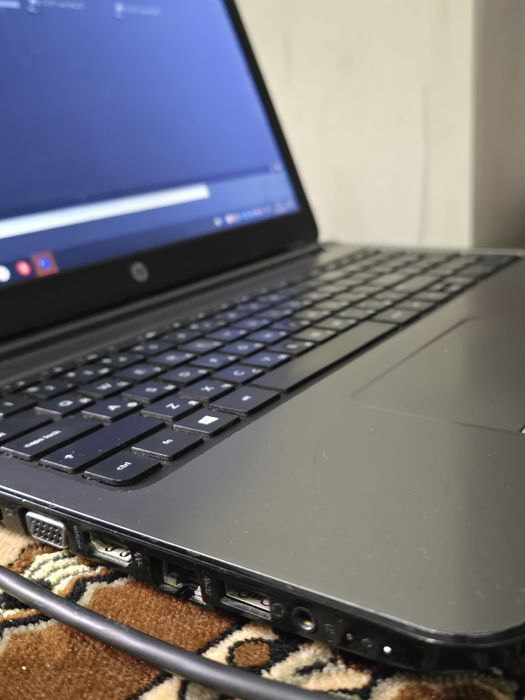 Продам ноутбук с зарядкой HP