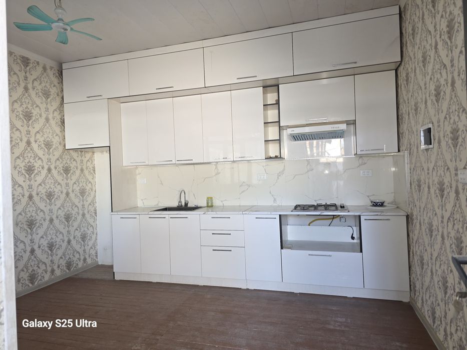 Асакада деу олдида 5.5 сотих 6 хона хама шароит бор газ сув светна