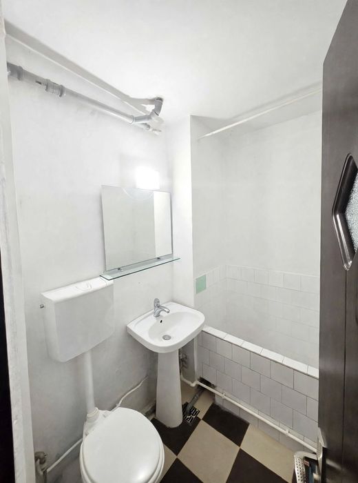 Apartament 2 camere semidecomandat vis a vis La Rocca Brazda/Titulescu etaj 3 centrala ,AC semimobilat