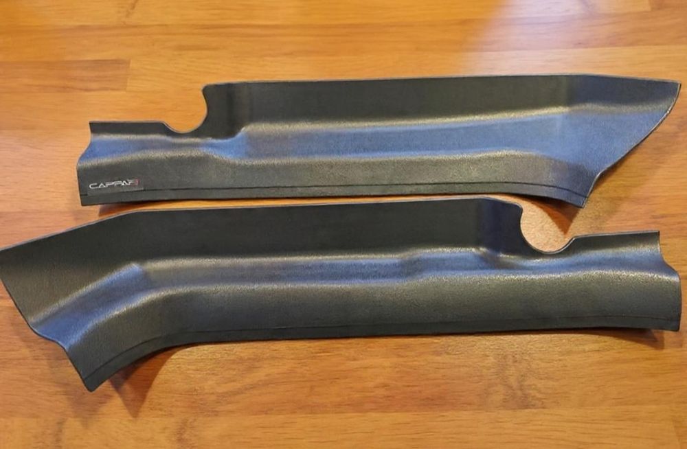 Set ornamente praguri + covor mocheta Dacia Duster 2 – Negru
 Setul