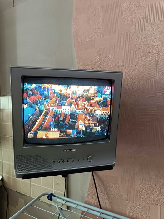 Продаётся телевизор Samsung (диагональ экрана 35 см.) с кронштейном