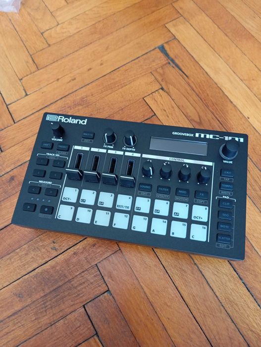 Roland MC-101 Groovebox Drum machine Sintetizator