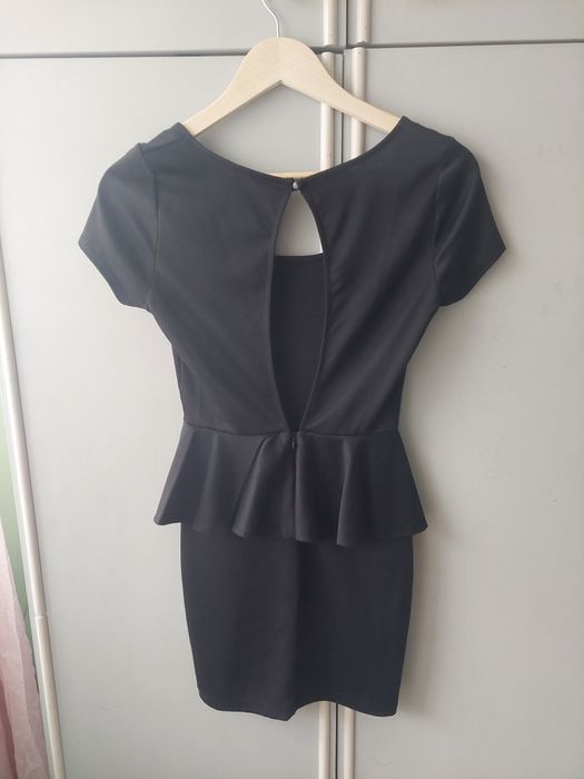 Къса черна рокля