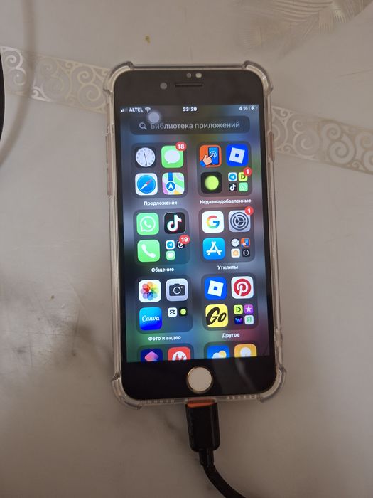 IPhone 7 с новым чехлом и стеклом(приватным)