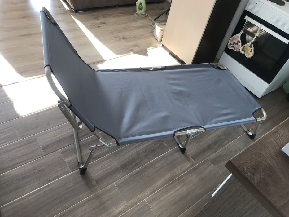Походно    легло    и   шезлонг  -  2   в    1   -  налично.