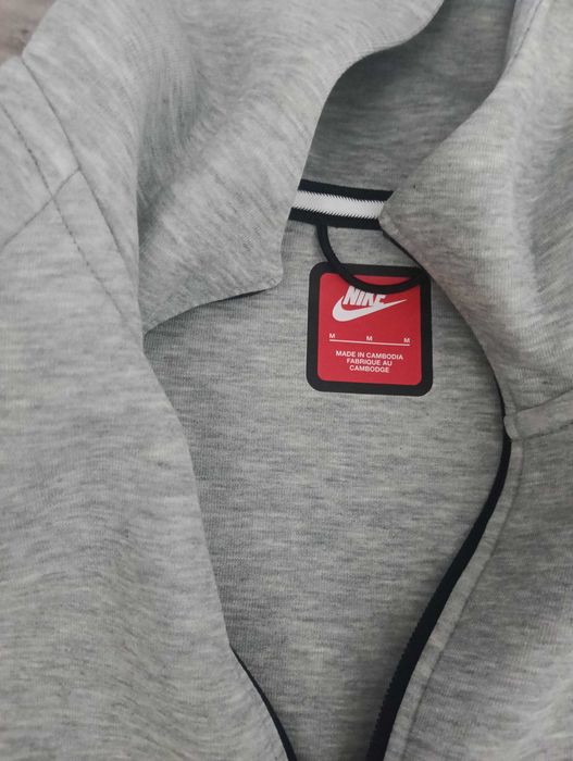 Vând trening Nike tech
