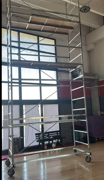 Schele metalice pe roți mobile..