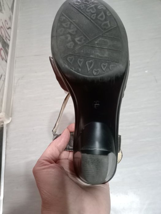 Продам босоножки