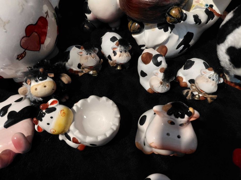 Колекция от фигурки на крави