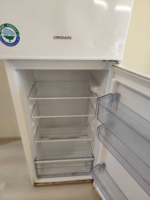 Хладилник Crown с горна камера