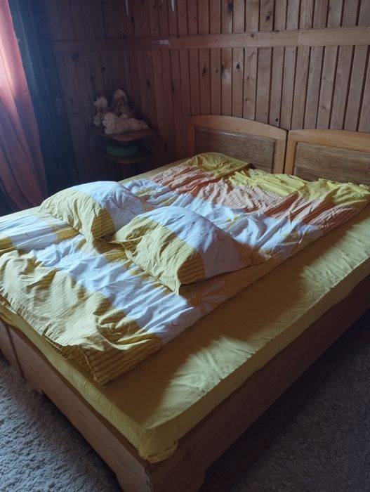 2 uși și 2 paturi din lemn masiv
