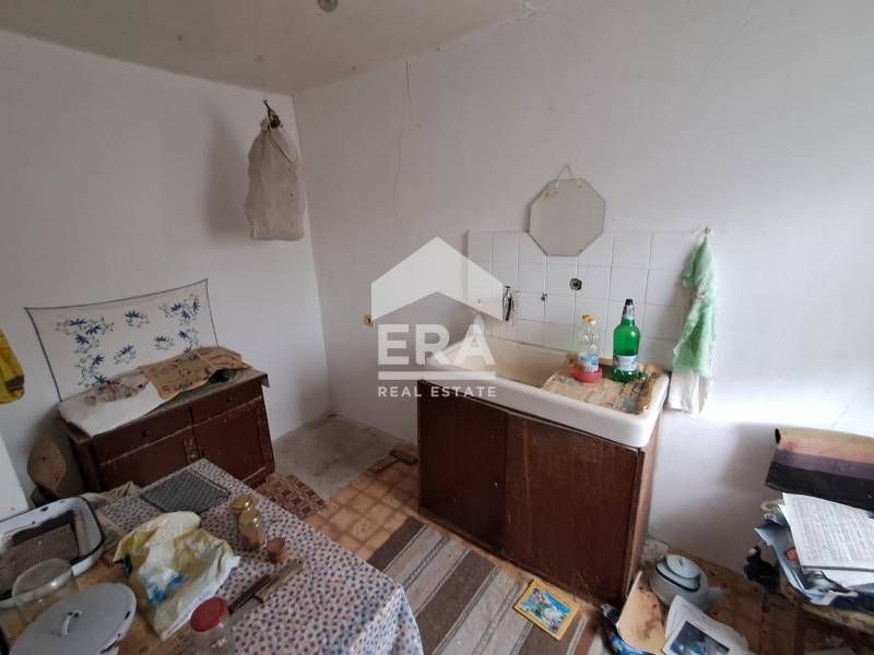 Едноетажна къща за продажба, с допълнителни сутеренен етаж, пристройка